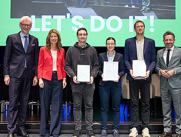 Michael Strugl, Präsident; Barbara Schmidt, Generalsekretärin; Preisträger: Johannes Weratschnig, Carmen Pochmüller, David Fellner; Michael Marketz, Vorsitzender Ausschuss Forschung & Innovation, Oesterreichs Energie