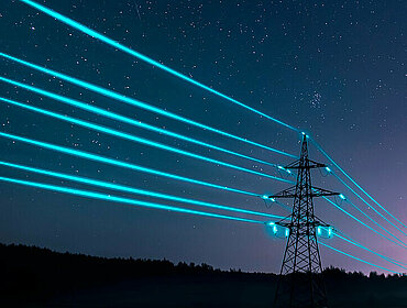 Strommasten mit glühenden Drähten gegen den Sternenhimmel.
