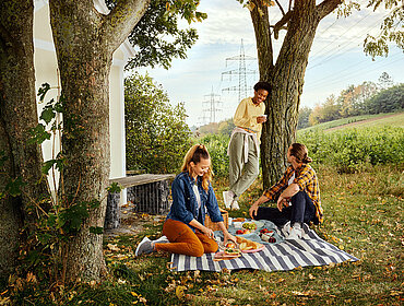 Picknick mit Strommast im Hintergrund
