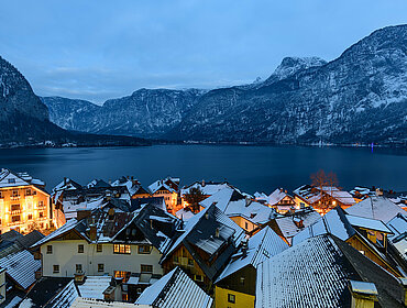 Panoramablick auf Hallstadt und dem Hallstätter See im Winter in der Dämmerung