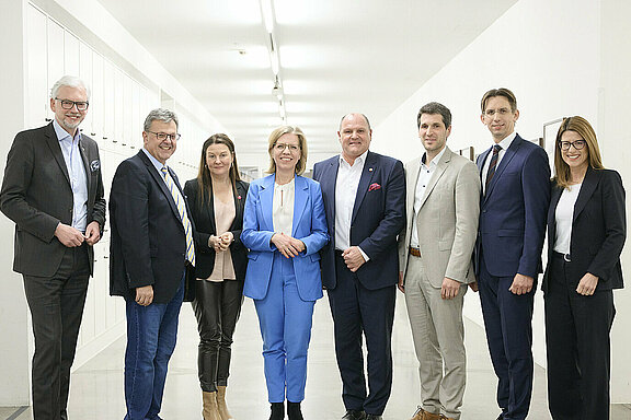 Trendforum 1/2024: Michael Strugl, Präsident Oesterreichs Energie; Gerhard Deimek, Nationalratsabgeordneter der FPÖ; Karin Doppelbauer, Energiesprecherin NEOS; Bundesministerin Leonore Gewessler; Alois Schroll, Energiesprecher der SPÖ; Lukas Hammer, Energiesprecher der Grünen; Joachim Schnabel, Sprecher für Wasserstoff ÖVP; Barbara Schmidt, Generalsekretärin Oesterreichs Energie