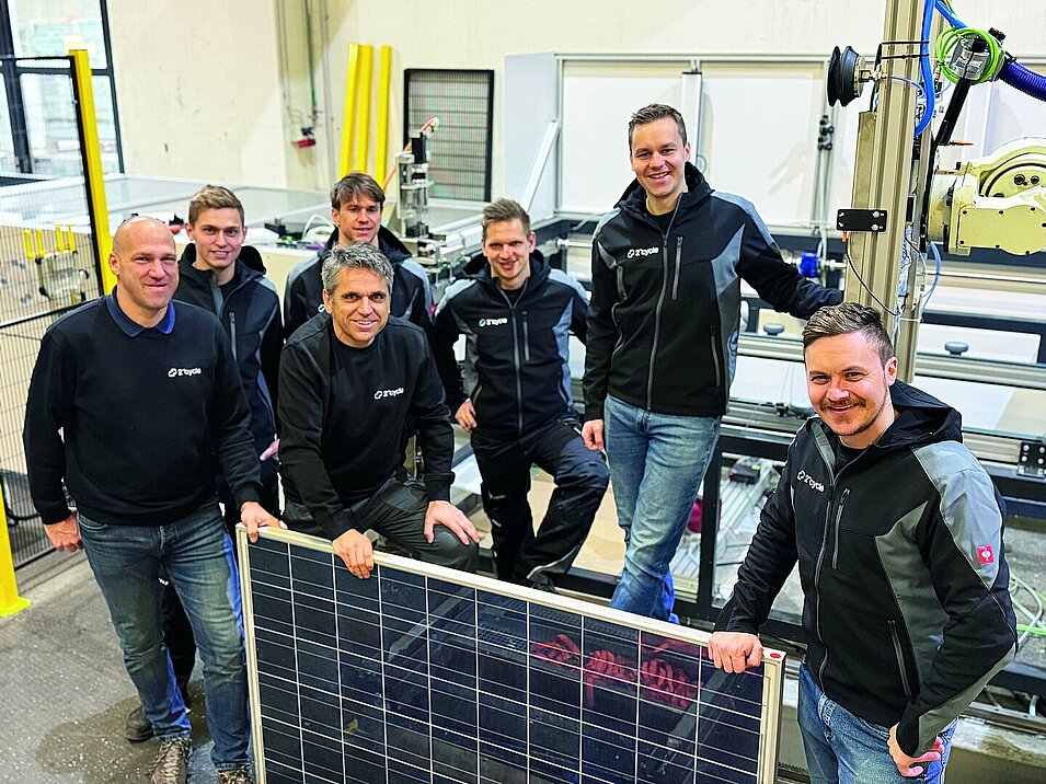 2nd Cycle Team: Das Unternehmen hat eine Lösung konzipiert, die bis zu 270.000 Module pro Jahr verarbeitet. Der Personalaufwand bleibt dabei gering.