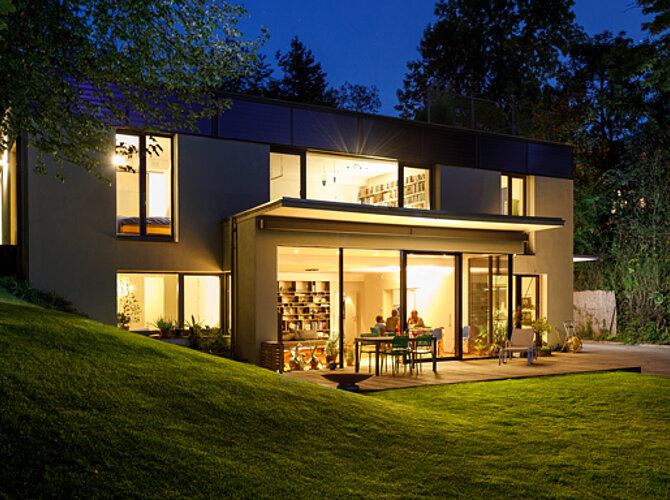 Einfamilienhaus bei Nacht