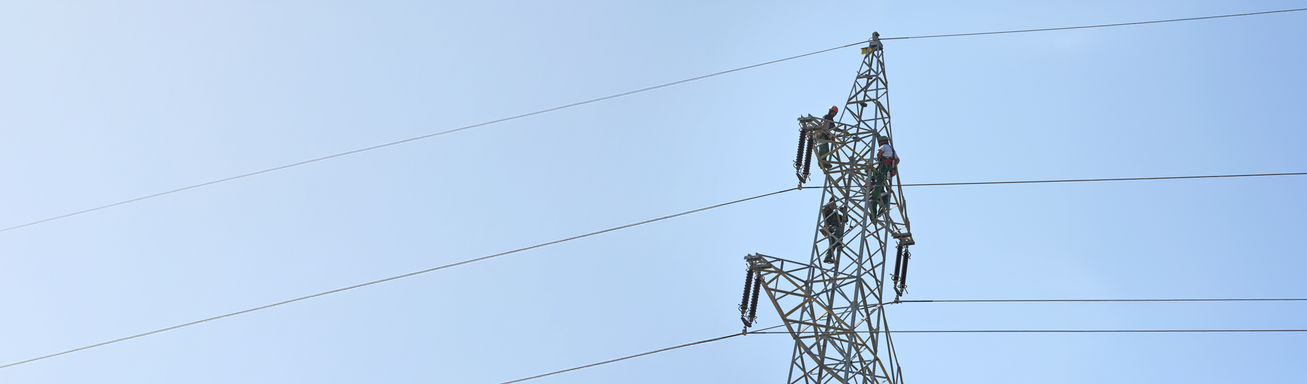 Arbeiter auf einem Hochspannungsmast, Oberösterreich, Österreich