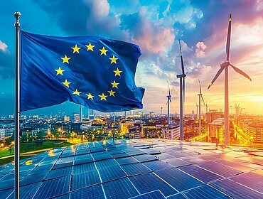 Flagge der Europäischen Union an grüner Energieanlage