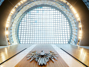 Blick auf die Glaskuppel mit Adler vom Präsidium des Nationalaratssaales