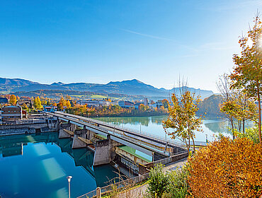 Wasserkraftwerk Sohlstufe Hallein an einem wolkenlosen Herbsttag