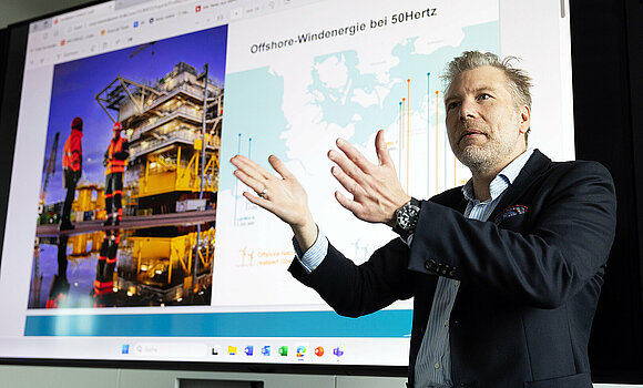 03.06.2025. Heinrich Quick, Bereichsleiter Offshore bei 50Hertz, informiert im Regionalzentrum von 50Hertz in Greifswald.
