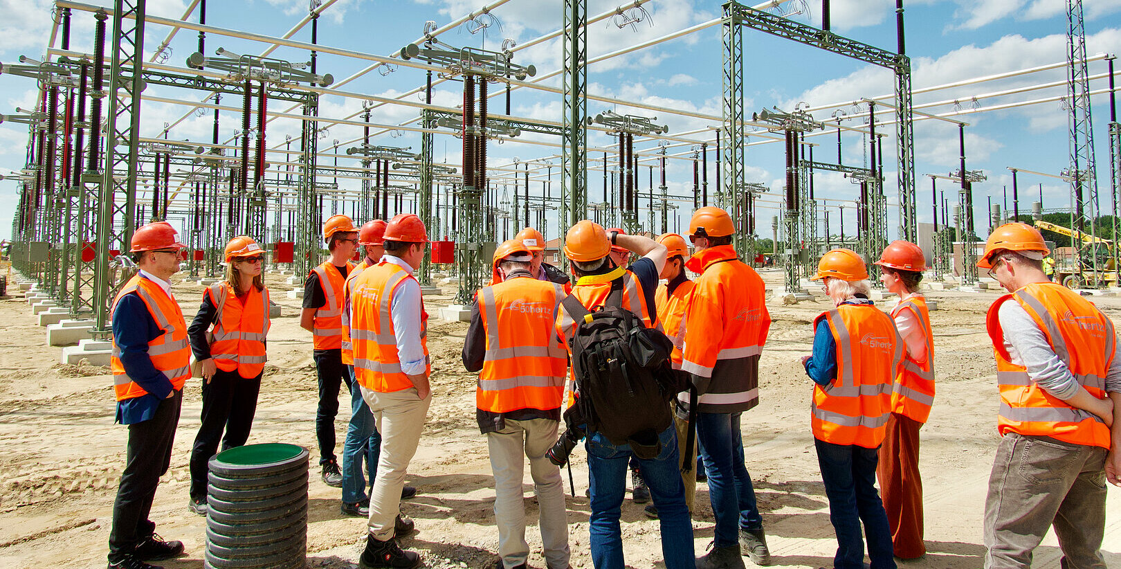 Baustelle des neuen Umspannwerks Stilow, das die 525-kV-Leitung „Ostwind 4“ und „Ostwind 3“ aufnimmt. Vertreterinnen und Vertreter ausgewählter Medien nutzten die Besichtigung, um sich aus erster Hand über die Herausforderungen des Netzausbaus zu informieren.