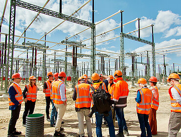 Baustelle des neuen Umspannwerks Stilow, das die 525-kV-Leitung „Ostwind 4“ und „Ostwind 3“ aufnimmt. Vertreterinnen und Vertreter ausgewählter Medien nutzten die Besichtigung, um sich aus erster Hand über die Herausforderungen des Netzausbaus zu informieren.