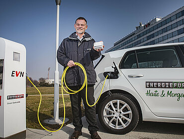 E-Autos außerhalb der Spitzenzeiten laden: Der Schwarmspeicher hilft.