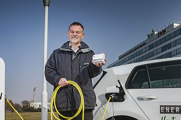 E-Autos außerhalb der Spitzenzeiten laden: Der Schwarmspeicher hilft.