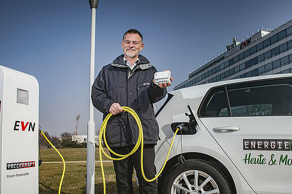 E-Autos außerhalb der Spitzenzeiten laden: Der Schwarmspeicher hilft.