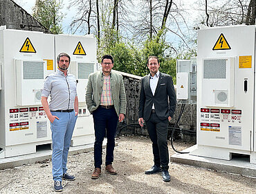 (v.r.n.l.) Geschäftsführer Peter J. Zehetner, Obmann Michael Stiefmüller und Projektleiter Andreas Schenk präsentieren den zweiten KWG-Speicherpark.