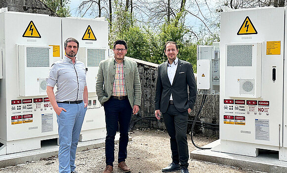 (v.r.n.l.) Geschäftsführer Peter J. Zehetner, Obmann Michael Stiefmüller und Projektleiter Andreas Schenk präsentieren den zweiten KWG-Speicherpark.