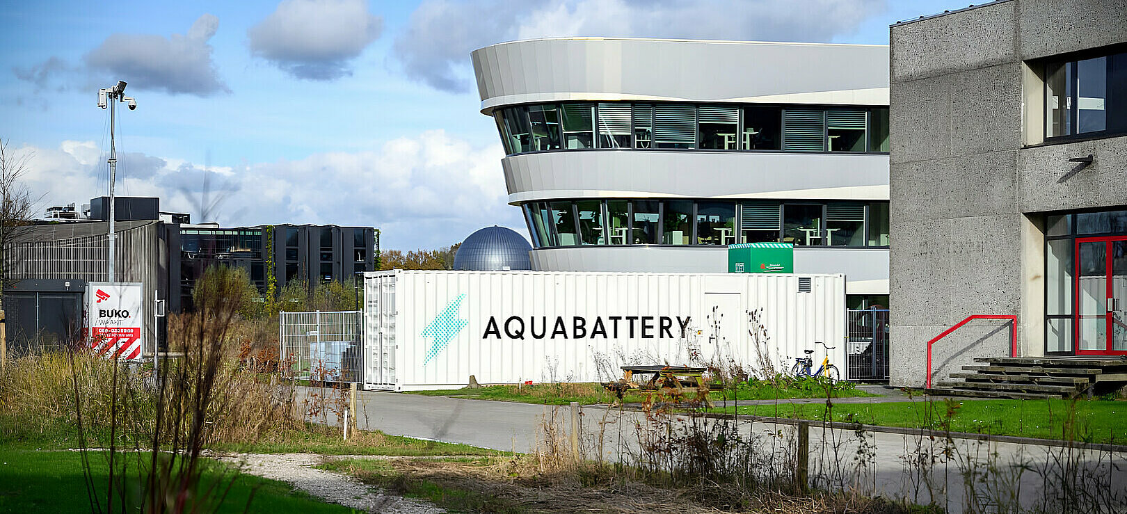Aquabatterie-Anlage vor einem Gebäude