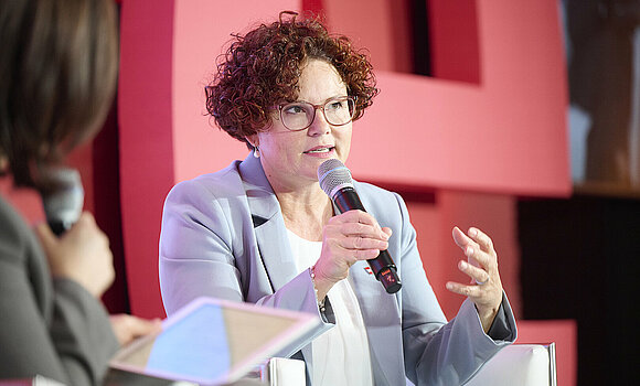 Elisabeth Zehetner, Staatssekretärin für Energie, spricht auf der Bühne beim Trendforum