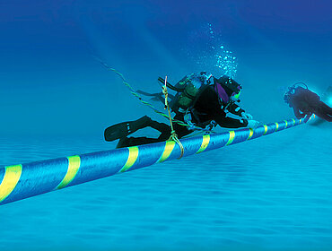 Verlegung von Unterseekabel für den Netzbetreiber Terna, der die Gleichstrom-Verbindung zwischen Sizilien, Sardinien und dem Festland betreiben wird.