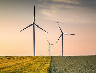 Produktion von Windenergie aus Windräder in einem Feld