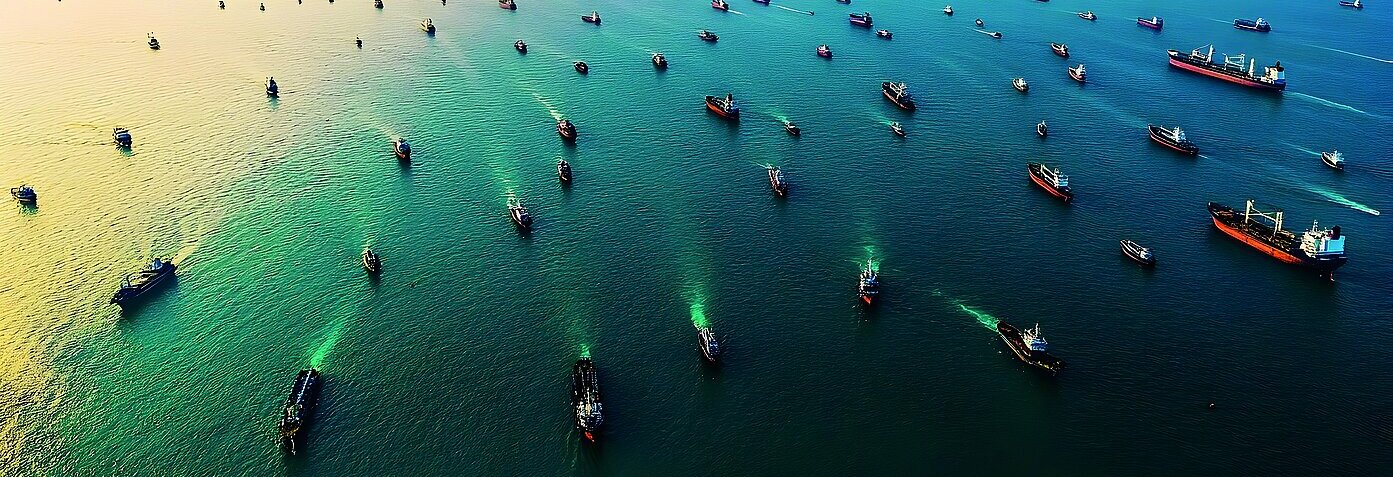 Aerial view of cargo ship congestion at sea, illustrating global Luftaufnahme: Viele Frachtschiffe im Ozean zeigen den regen globalen Handel und maritime Lieferketten.