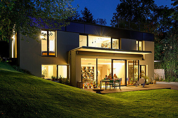 Einfamilienhaus bei Nacht