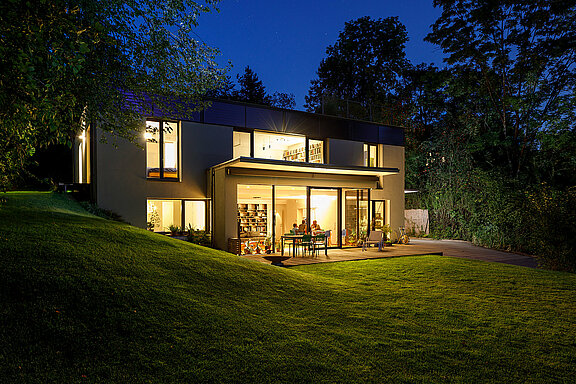 Einfamilienhaus bei Nacht