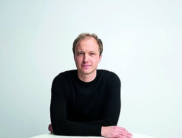 December 2022, Berlin, Hertie School, Prof. Dr. Lion Hirth is Professor of Energy Policy at the Hertie School. His research interests lie in the economics of wind and solar power, energy policy instruments and electricity market design, as well as open data and open-source modelling. Lion is also Research Fellow at the Mercator Research Institute on Global Commons and Climate Change (MCC), Director of the consulting firm Neon, and Secretary of Strommarkttreffen, a network of energy professionals. His academic publications on the market value of wind energy and on the integration of renewable energy into power systems have won several awards. He holds a PhD in Energy Economics, and Diploma in Economics, and a Magister in Political Science.