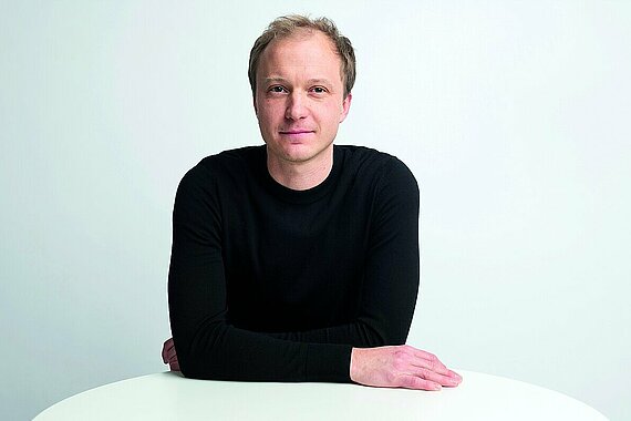 December 2022, Berlin, Hertie School, Prof. Dr. Lion Hirth is Professor of Energy Policy at the Hertie School. His research interests lie in the economics of wind and solar power, energy policy instruments and electricity market design, as well as open data and open-source modelling. Lion is also Research Fellow at the Mercator Research Institute on Global Commons and Climate Change (MCC), Director of the consulting firm Neon, and Secretary of Strommarkttreffen, a network of energy professionals. His academic publications on the market value of wind energy and on the integration of renewable energy into power systems have won several awards. He holds a PhD in Energy Economics, and Diploma in Economics, and a Magister in Political Science.