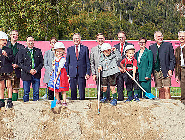 Spatenstich PSKW Ebensee 21.10.2023: Energie AG-COO Stefan Stallinger, Landeshauptmann-Stellvertreter Manfred Haimbuchner, Bürgermeisterin Sabine Promberger, Landeshauptmann Thomas Stelzer, Wirtschaftslandesrat und Energie AG-Aufsichtsratsvorsitzender Markus Achleitner, Energie AG-CEO Leonhard Schitter, Landtagsabgeordnete Ulrike Schwarz, Andreas Kolar, Finanzvorstand der Energie AG, und Norbert Rechberger, Geschäftsführer der Energie AG Erzeugung GmbH