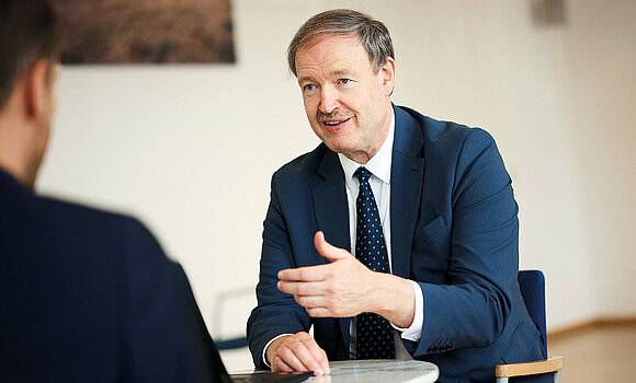 Christian Helmenstein ist Professor für Volkswirtschaftslehre an der Privatuniversität Schloss Seeburg/Salzburg sowie Mitglied des Vorstandes beziehungsweise Geschäftsführer des Economica Instituts für Wirtschaftsforschung in Wien.
