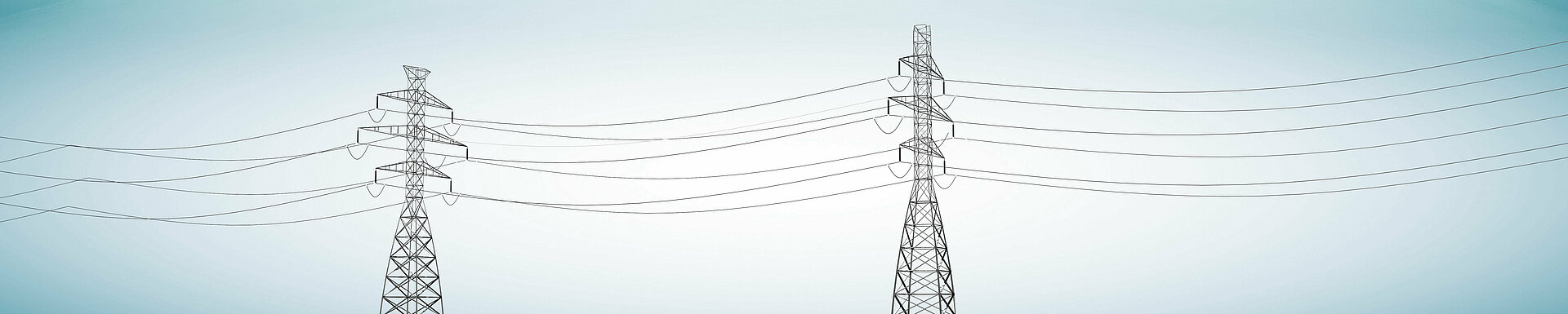 Strommasten; Stromkabel; Verteilung; elektrische Energie; Kilowatt; Mast; Hochspannungsmast; Stahl; Netz; Metall; industriell; Industrie; Struktur; Versorgung; Watt; Draht; Spannung; Volt; Turm; Übertragung; Technologie; elektrisch; Energie; Ingenieurwesen; Umwelt; Kabel; Konstruktion; Gefahr; Elektrizität; Architektur; Himmel; Transformator; Blau; Silhouette; Licht; Infrastruktur; Anlage; Leitung; Leistung; Fabrik; Strommast; Vorsicht; Stromleitung; Einsparung; leistungsstark; Stromerzeugung; Hochspannung.