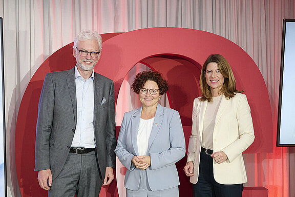 Michael Strugl, Präsident Oesterreichs Energie mit Elisabeth Zehetner, Staatssekretärin für Energie und Barbara Schmidt, Generalsekretärin Oesterreichs Energie