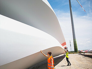 Rotorblatt einer Windkraftanlage am Bodern liegend