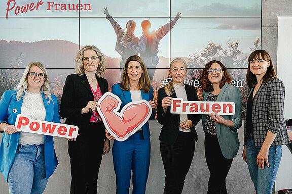 Jessica Bauer, technische Projektleiterin, Burgenland Energie AG; Melanie Schönböck, Geschäftsführerin Energie AG Oberösterreich Trading GmbH; Barbara Schmidt, Generalsekretärin Oesterreichs Energie; Isabella Hönlinger, Betriebsratsvorsitzende VERBUND AG; Julia Ilger, Bundesfrauensekretärin, GPA; Mari Lang, Moderatorin 
